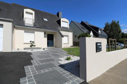 Entrée de maison en pavés granite