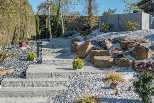 Massif rocaille avec escalier et retenue en grès gris