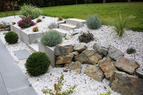 Massif en rocaille avec une retenue et un escalier en grès gris